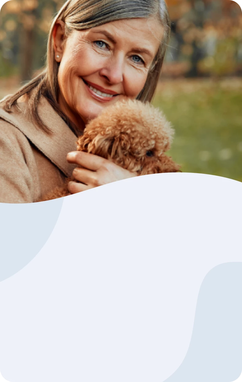 Mujer de mediana edad con su perro